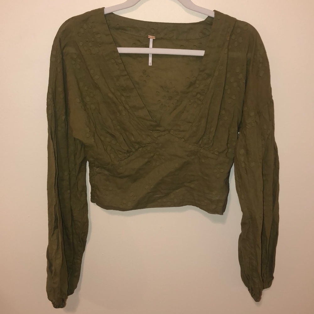 Bell sleeve Free People shirt 🦎💚